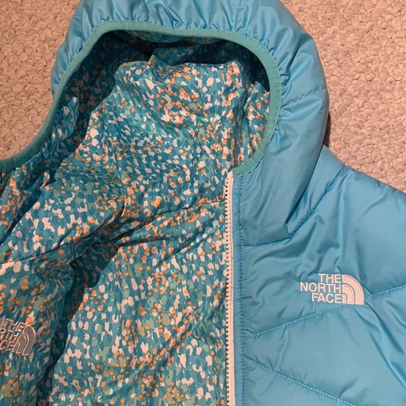 The North Face reversible turquoise puffer ski jacket girls 10 - Picture 10 of 11